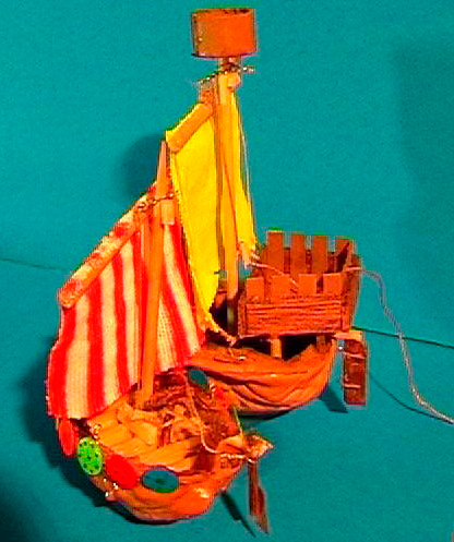 Reproducció de dos vaixells medievals (una coca i una nau vikinga) amb closques de nou.